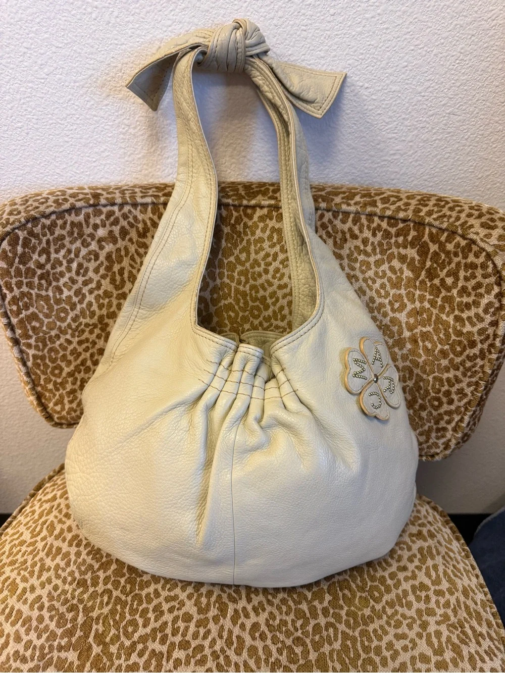 💯Auth! MARC JACOBS Cream/Beige Leather Knotted Shoulder Hobo Bag w Flower Appl.